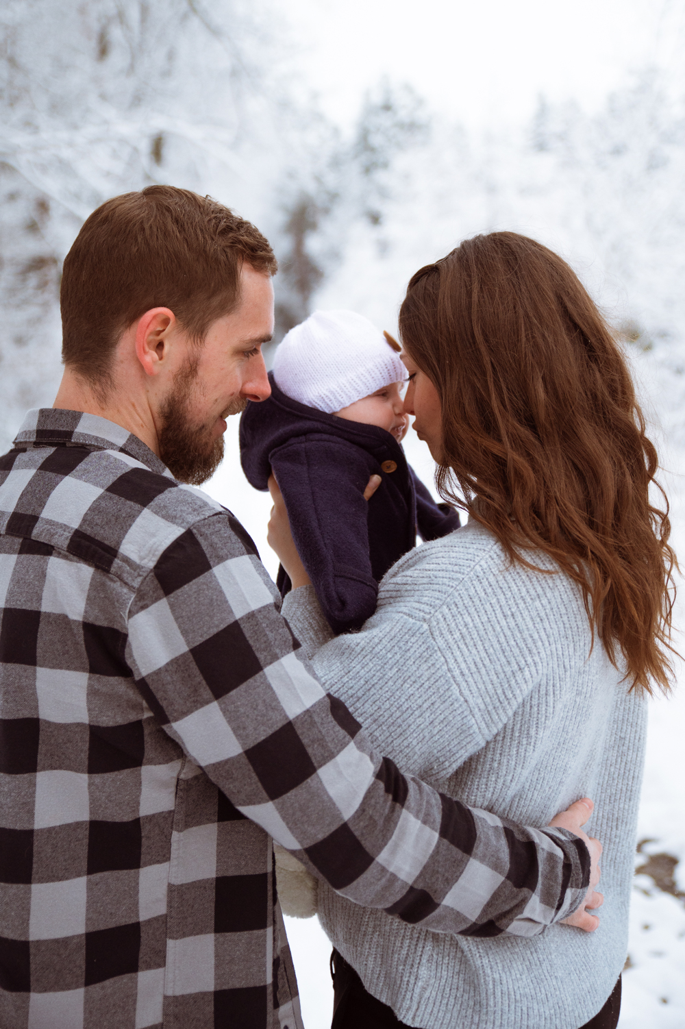 Paar mit Baby im Winter, Familienfotografie Wittlich Familienshooting Winter Wittlich