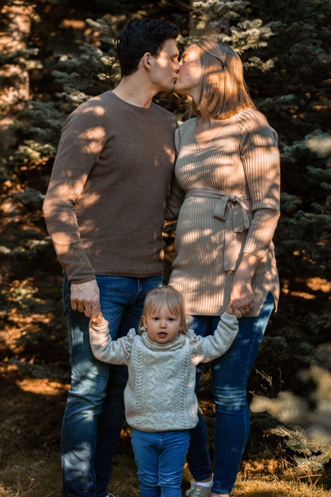 Familienfotografie in Wittlich Familienfotos Wittlich. Paar mit Kind, Familienshooting Frühjahr